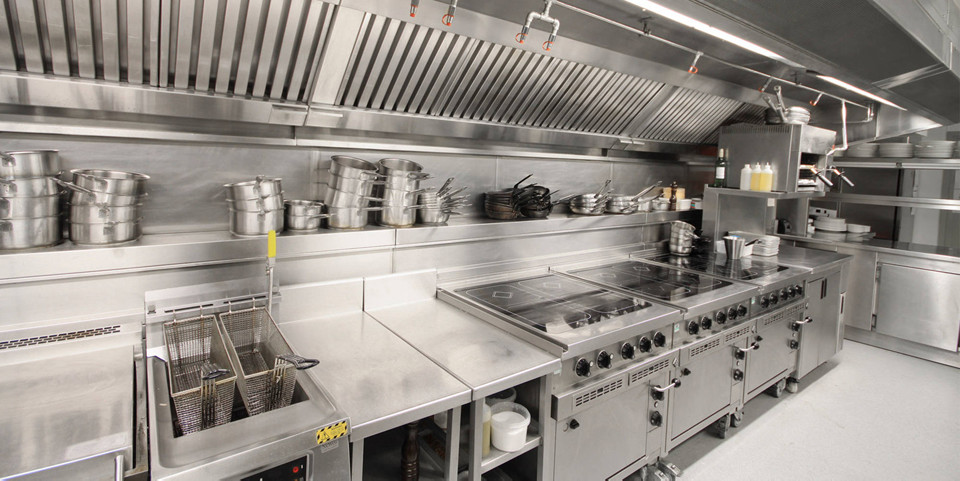 Cocina de restaurante limpia y desinfectada