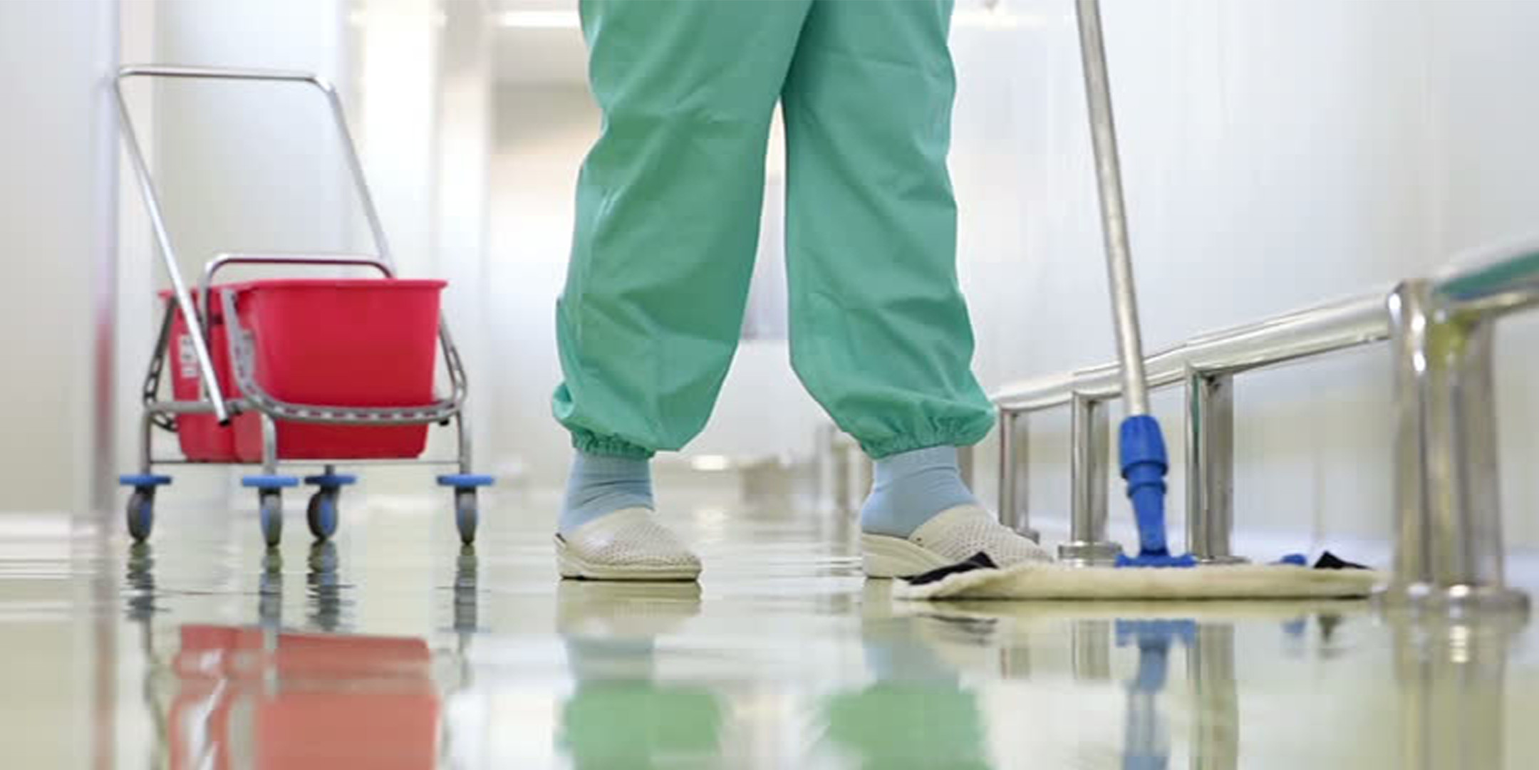 Pasillo hospitalario impecable durante el servicio de limpieza