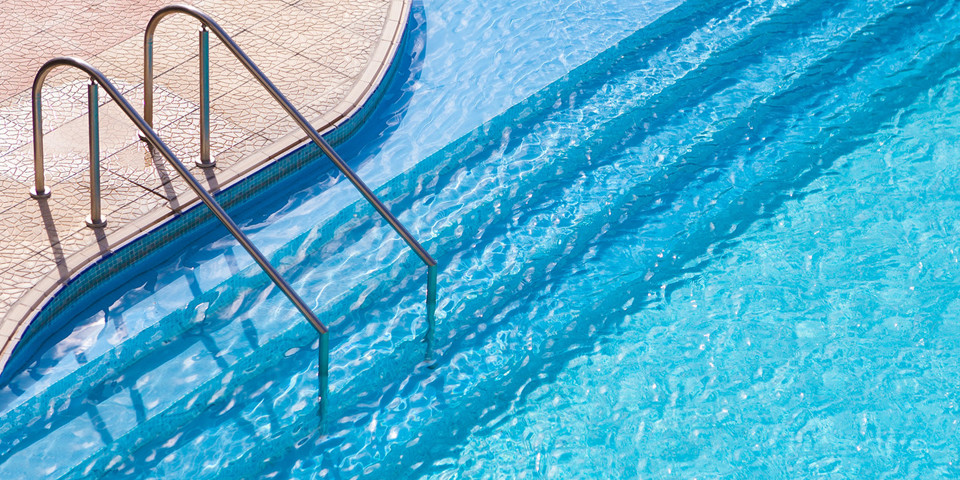 Piscina cristalina lista tras el mantenimiento